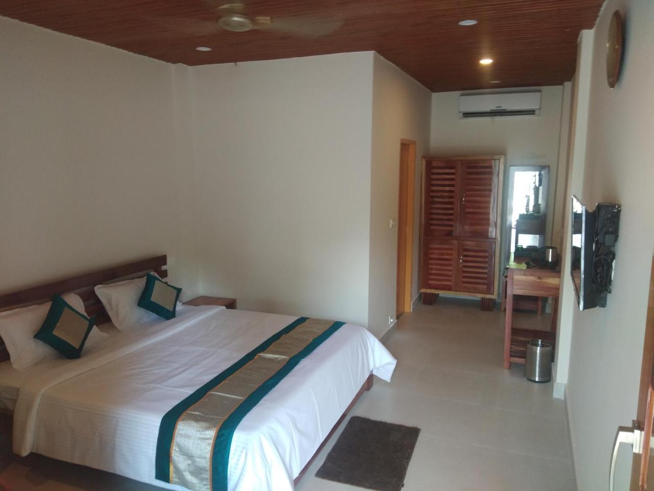 Golden Pebble Hotel Govind Nagar Exterior photo